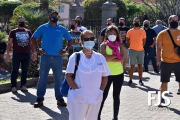 Protesta de los trabajadores del Paco Artiles y encuentro al aire libre con el alcalde en Arnao/TA.